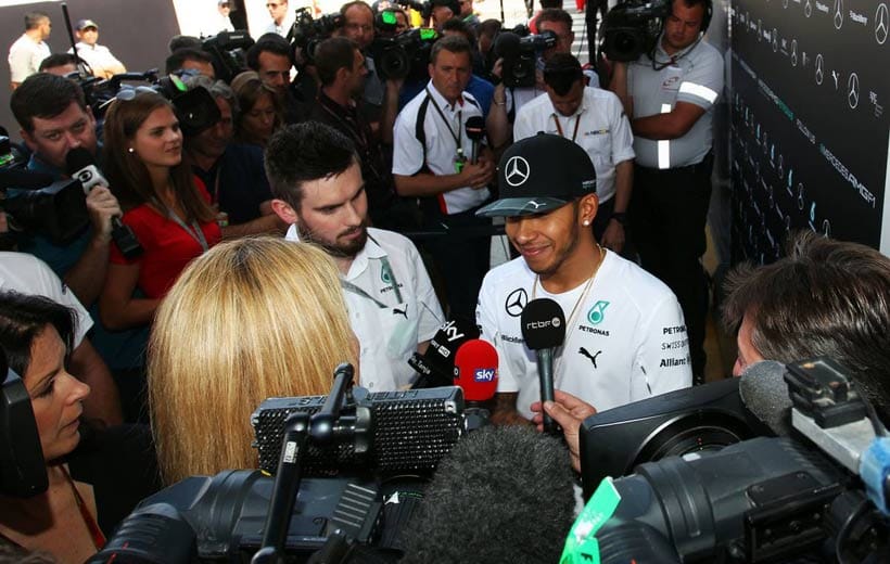 Der Mann der Stunde, Lewis Hamilton, gibt sich ganz locker.