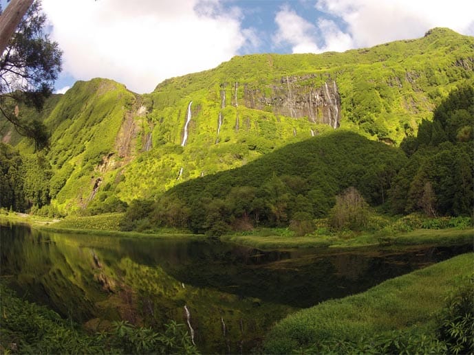 Tolle Erlebnisse auch über Wasser: Die Steilwände des Poco da Alagoinha auf der Azoren-Insel Flores gehören mit ihren zahlreichen Wasserfällen zu beliebten Canyoningstrecken.