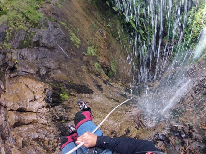 Nervenkitzel inklusive: Beim Canyoning geht es durch Schluchten und Wasserfälle.