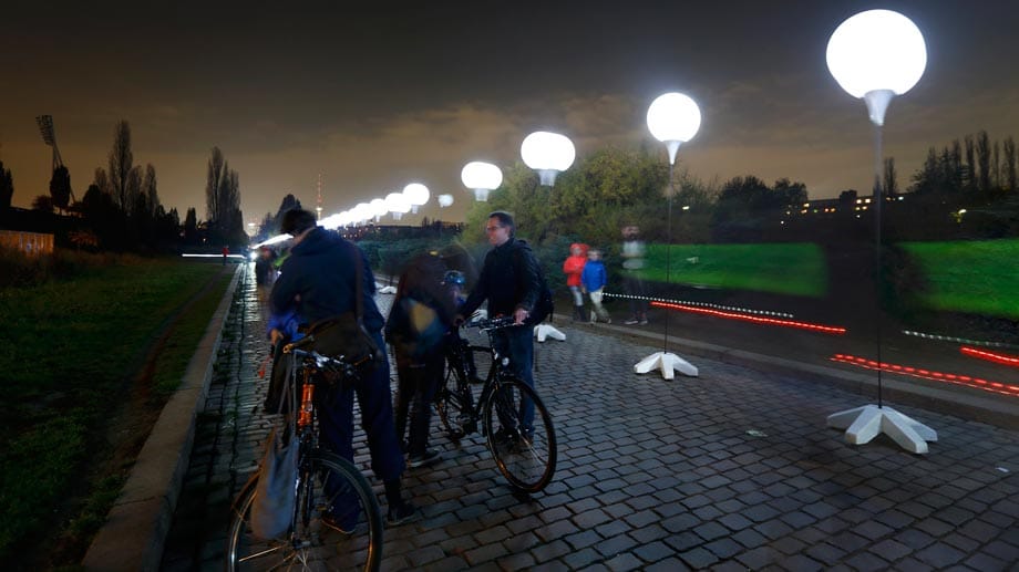 Die Berliner bauen eine Mauer - aus Licht