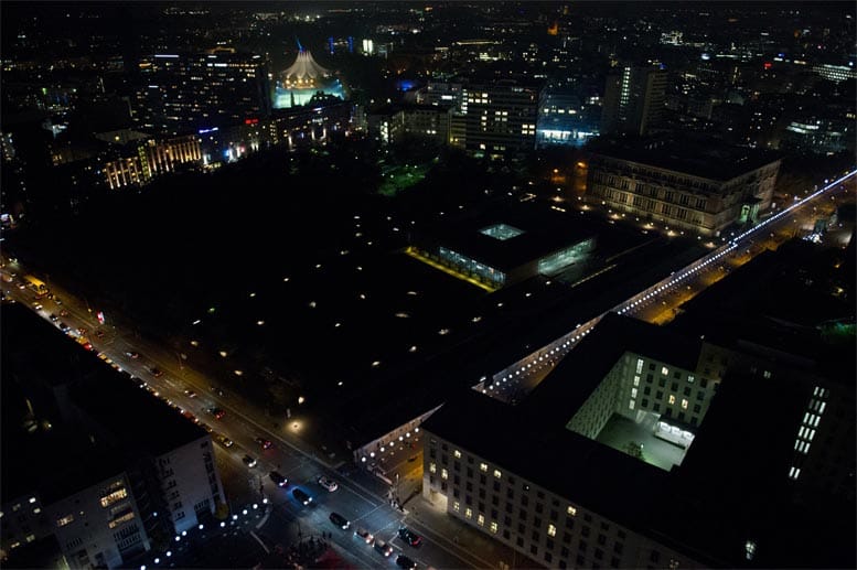 Die Berliner bauen eine Mauer - aus Licht