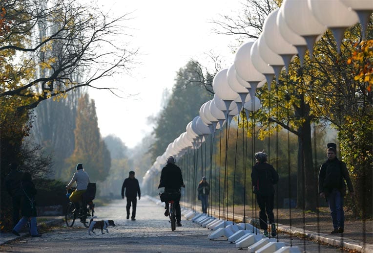 Die Berliner bauen eine Mauer - aus Licht