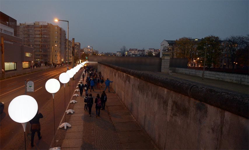 Die Berliner bauen eine Mauer - aus Licht