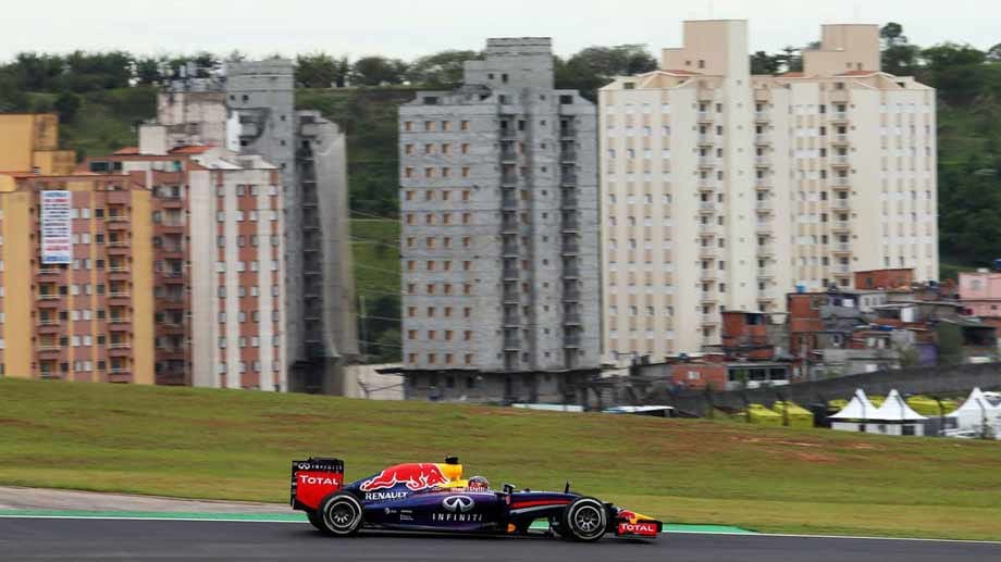 Weltmeister Vettels Bolide untersteuert zu Beginn heftig, das Team bekommt die Probleme jedoch einigermaßen in den Griff. Der Heppenheimer geht von Platz sechs ins Rennen.