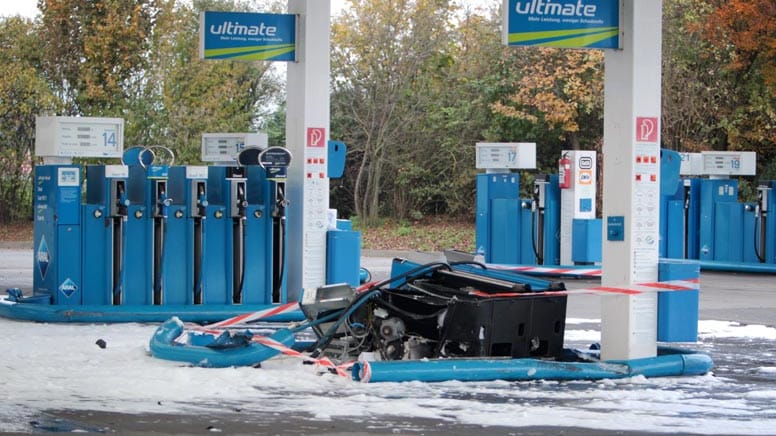 Der Autofahrer fuhr eine Zapfsäule um, ehe er in ein stehendes Fahrzeug raste.
