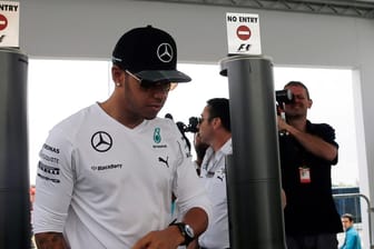 Mit Lewis Hamilton betritt der WM-Führende am Rennsonntag das Fahrerlager.