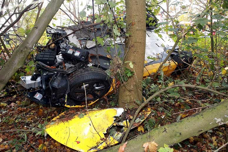 Tödlicher Unfall: Bei der Kollision von Supersportwagen und Kleinwagen fanden zwei Menschen den Tod. Tödlicher Unfall: Bei der Kollision von Supersportwagen und Kleinwagen fanden zwei Menschen den Tod.