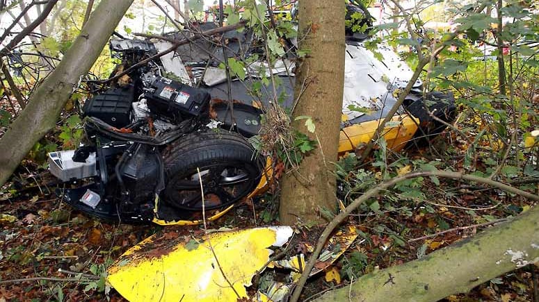 Tödlicher Unfall: Bei der Kollision von Supersportwagen und Kleinwagen fanden zwei Menschen den Tod.