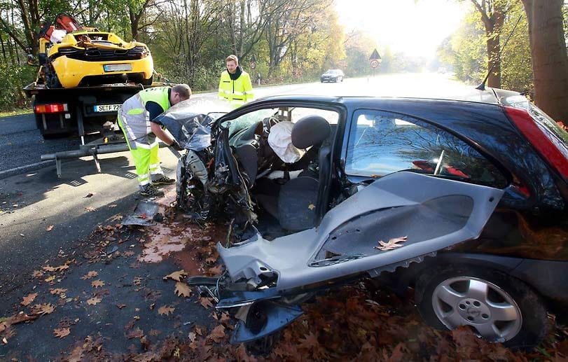 Ein 26-Jähriger kam mit einem McLaren-Supersportwagen von einer Strecke ab, auf der 60km/h erlaubt sind. Ein 26-Jähriger kam mit einem McLaren-Supersportwagen von einer Strecke ab, auf der 60km/h erlaubt sind.