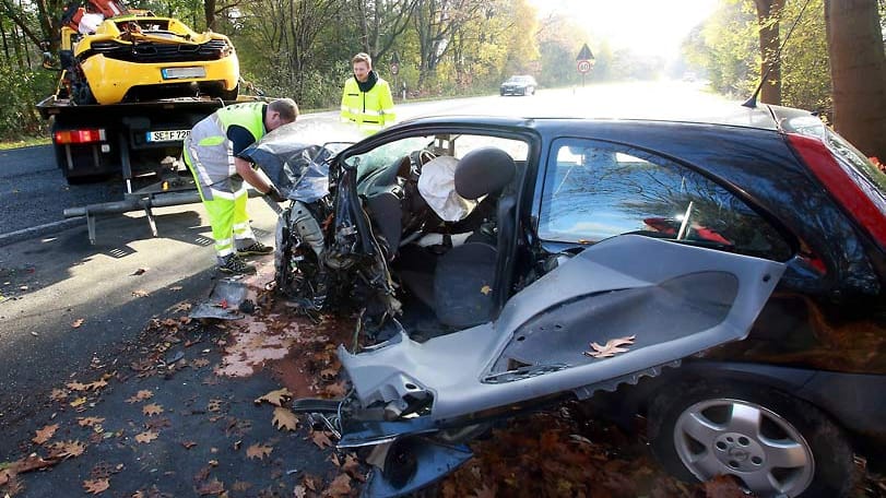Ein 26-Jähriger kam mit einem McLaren-Supersportwagen von einer Strecke ab, auf der 60km/h erlaubt sind.