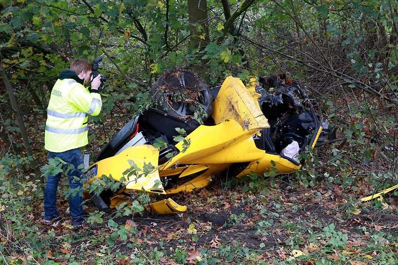 Der über 200.000 Euro teure McLaren wurde völlig zerstört. Der über 200.000 Euro teure McLaren wurde völlig zerstört.