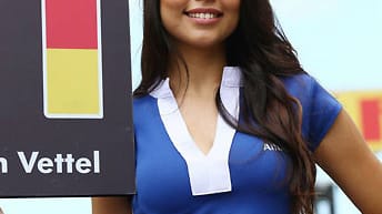 Sebastian Vettel hat mit dem WM-Ausgang nichts mehr zu tun. Sein Grid Girl ist dennoch ein Hiungucker.
