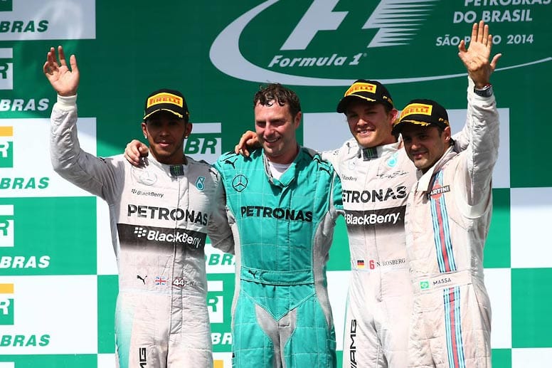 Der Deutsche (2.v.re.) gewinnt den Großen Preis von Brasilien vor Hamilton (li.) und Felipe Massa (re.).
