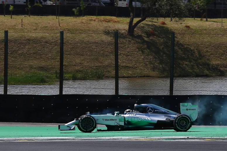 Hier wirft Lewis Hamilton möglicherweise seinen Sieg weg. Gerade als es so aussieht, als könne er Rosberg die Führung abnehmen, leistet er sich einen heftigen Ausrutscher.