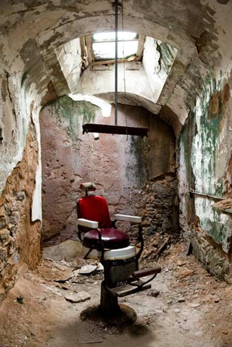 Blick auf den einstigen Friseursalon der Strafvollzugsanstalt Eastern State Penitentiary in Philadelphia.