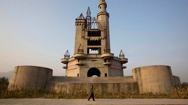 Gespenstisch wirkt die Bauruine in Peking. Es sollte der größte Freizeitpark Chinas werden. Die Bauarbeiten stoppten schon im Jahr 1998, als die lokalen Landbesitzer mehr Geld für ihre Grundstücke verlangten, als geplant war. Seitdem steht der Park auf dem rund 40 Hektar großen Gelände verlassen am Rande der Millionenmetropole. Der Traum der geplanten Disneyworld-Kopie zerplatzte wie eine Seifenblase.