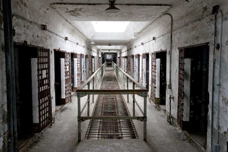 Das Foto zeigt den Zellenblock 12 des Eastern State Penitentiary in Philadelphia. 1829 kam der erste Häftling in die Strafvollzugsanstalt; 1971 wurde die Anlage geschlossen und 1994 als Museum wiedereröffnet.