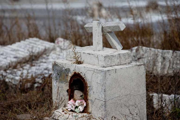 Ein abgebrochenes Kreuz auf einem Grab in der verlassenen Stadt Epecuen, Argentinien. Die Ortschaft war einst die Heimat von 1500 Menschen, die 1985 gezwungen waren, ihre Heimat zu verlassen. Aufgrund heftiger Regenfälle, verschwand der Ort in den Fluten des nahegelegenen Sees - in bis zu 30 Metern Tiefe. Die Stadt wurde nie wieder aufgebaut.