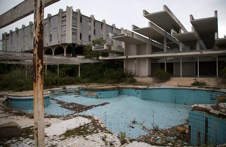 Einen traurigen Anblick bietet auch dieses verfallene Hotel auf der kroatischen Insel Krk.