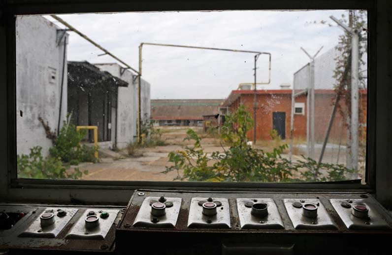 Einst drehten Sträflinge hier ihre Runden, heute ist es eine Ruine: Das Central State Farm Gefängnis in Sugar Land, Texas. Auf dem Foto zu sehen sind Schaltflächen zum Öffnen und Schließen der Tore.