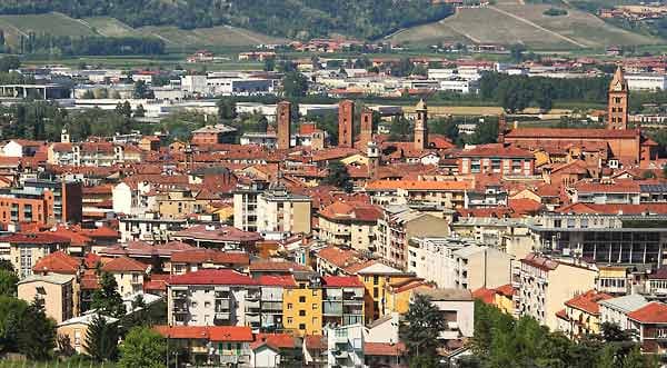 Der weiße Trüffel wird nach seinem Ursprungsort, der Stadt Alba im Piemont, auch "Alba-Trüffel" genannt. Hier findet alljährlich im Herbst auch die internationale Trüffel-Messe statt.