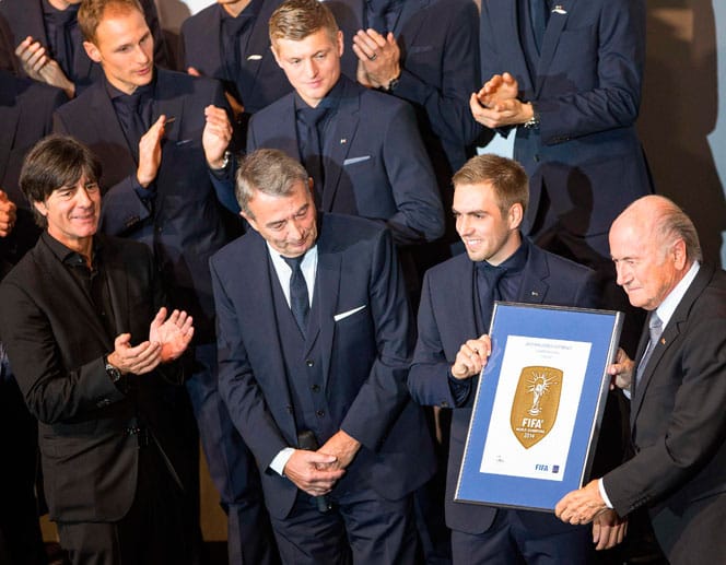 Weltverbandspräsident Joseph S. Blatter überreichte Philipp Lahm das sogenannte Weltmeister-Badge, ein Emblem, das die DFB-Elf nun bis zum Finale der nächsten WM 2018 tragen darf.