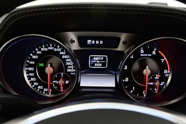 Die Tachoanzeige reicht bis zu einem Tempo von 360 km/h. Damit verspricht der Hersteller nicht zuviel, denn wer den Brabus 850 SL ausreizt kommt auf eine Spitzengeschwindigkeit von 350 km/h.