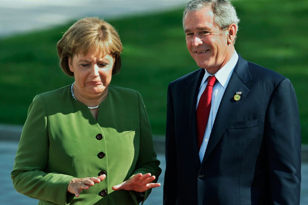 Eine Massage für die Ewigkeit: Als der US-Präsident Bush beim G8-Gipfel in St. Petersburg Kanzlerin Merkel ungefragt den Nacken massieren will, sorgt er für wochenlangen Spott.