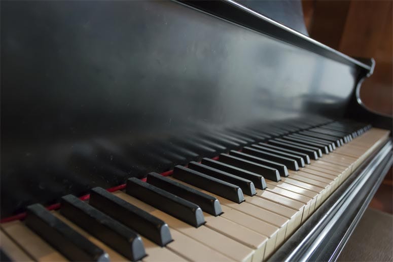 Einem Hotelier in Italien fiel auf, dass sein Piano in der Lobby fehlte. Er erfuhr später, dass drei Unbekannte das Instrument entwendet hatten.