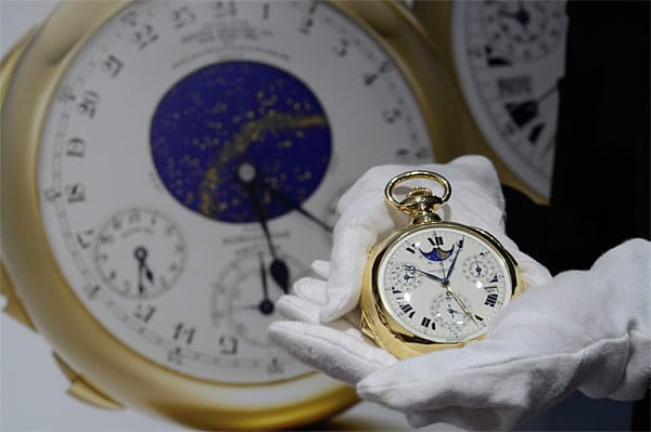 Die Uhr bietet 24 Zusatzfunktionen. Dazu zählt unter anderem ein ewiger Kalender. Daneben werden die Mondphasen und die Sternzeit angezeigt, auch die Zeit des Sonnenauf- und Sonnenuntergangs lässt sich ablesen.