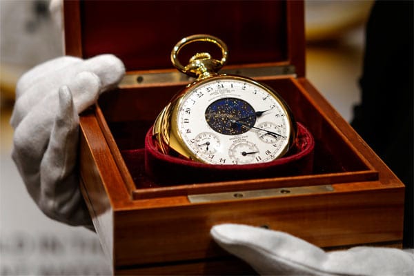 Der Schätzwert der Uhr lag vor der Auktion bei 15 Millionen Dollar. Beim anschließenden Bieterwettkampf um die 536 Gramm schwere Taschenuhr wurde der Preis am Dienstag aber dann in die Höhe getrieben.