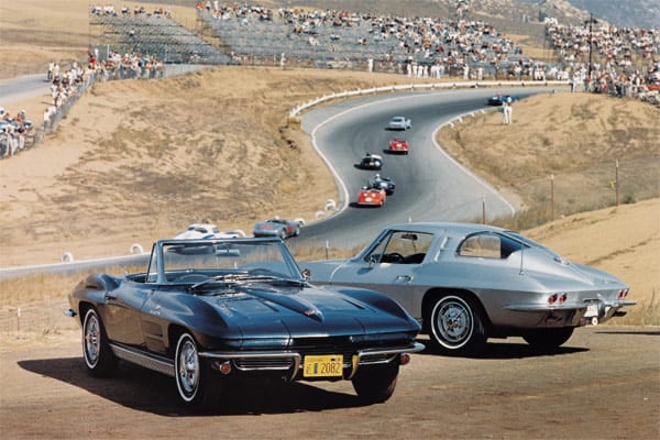Der Name "Stingray“ tauchte erstmals bei einem Rennwagen-Prototypen auf, dessen Styling die zweite Corvette-Generation ab 1963 maßgeblich beeinflusste. Die geteilten Heckfenster des C2 Sting Ray Coupés mussten zwar ab 1967 bei der C3 einer konventionellen Heckscheibe weichen, doch die aufregende Formensprache setzte sich bis in die 80er Jahre fort.
