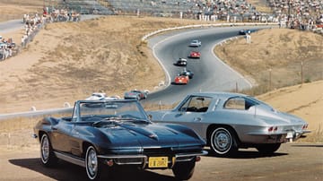 Der Name "Stingray“ tauchte erstmals bei einem Rennwagen-Prototypen auf, dessen Styling die zweite Corvette-Generation ab 1963 maßgeblich beeinflusste. Die geteilten Heckfenster des C2 Sting Ray Coupés mussten zwar ab 1967 bei der C3 einer konventionellen Heckscheibe weichen, doch die aufregende Formensprache setzte sich bis in die 80er Jahre fort.