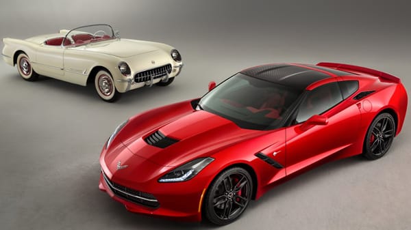 Bis auf die erste Generation gab es die Corvette immer mit festem Dach oder Stoffverdeck. Es gibt nur wenige Auto-Modelle, die auf eine über 60-jährige Tradition verweisen können: Die C1 sollte ab 1953 den europäischen Sportwagen mit leichtem Glasfaserwerkstoff und bald darauf auch mit V8-Power das Fürchten lehren.