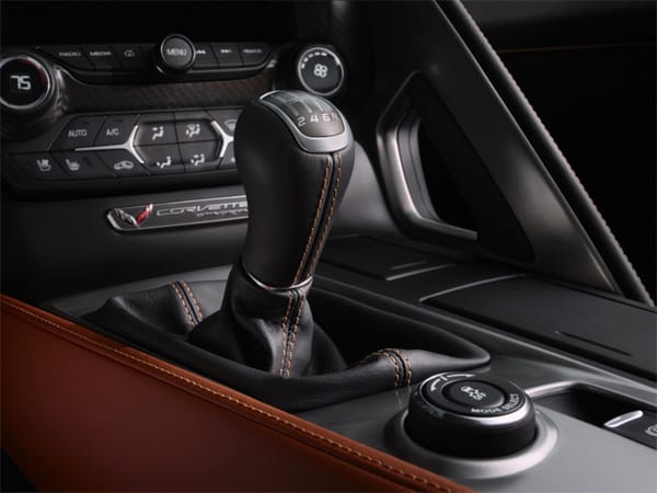 Das manuelle Getriebe besitzt wie beim Porsche 911 sieben Gänge, die sich knackig schalten lassen und digital angezeigt werden. Die Kupplung ist gut dosierbar. Alternativ gibt es eine 6-Stufen-Automatik, die demnächst von einem neuen, schnelleren 8-Stufen-Getriebe abgelöst wird.
