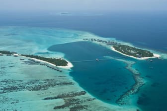 Das Sechssterne-Resorts Conrad Maldives Rangali Islands im Indischen Ozean, das aus zwei durch eine 500 Meter lange Brücke miteinander verbundenen Inseln besteht, ist voller Postkartenmotive mit kristallklarem, türkisblauem Wasser und weißen Traumstränden.