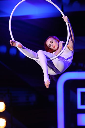 "Das Supertalent 2014": Oksanas Luftakrobatik ist nicht von dieser Welt. Die ukrainische Künstlerin schwebte an einem Ring in luftiger Höhe.