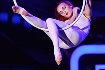"Das Supertalent 2014": Oksanas Luftakrobatik ist nicht von dieser Welt. Die ukrainische Künstlerin schwebte an einem Ring in luftiger Höhe.