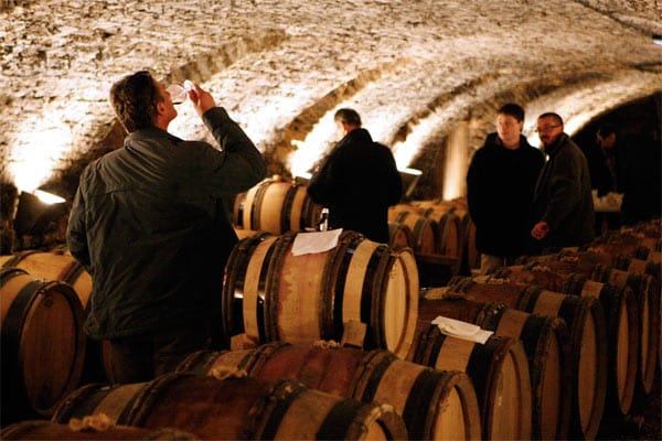 Vor dem Einkauf testen die Kunden die Qualität des Weines, etwa im Weinkeller des Hotel Dieu. Hier ein Foto von der 152. Auktion im Jahr 2012.
