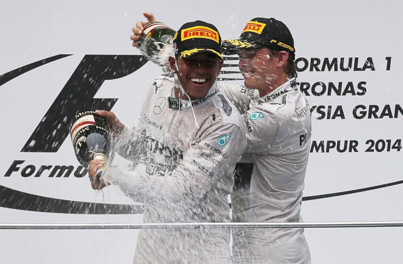 In Malaysia feiert Mercedes eine Sternstunde. Lewis Hamilton (vorne) siegt vor Nico Rosberg. Damit gelingt dem Team der erste Doppelsieg seit 1955.