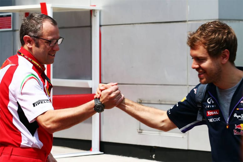 Sebastian Vettel (re.) wird plaudernd mit Ferrari-Leuten gesehen. Schon gibt es die ersten Spekulationen: Läuft da was?