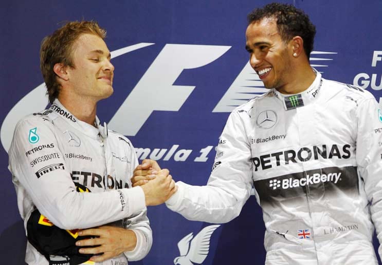 Rosberg (li.) und Hamilton liefern sich ein heißes Duell, dass der Brite für sich entscheidet. Das Verhältnis ist freundschaftlich - noch.