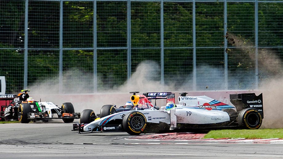 Gesprächsthema Nummer eins ist aber ein spektakulärer Crash kurz vor dem Rennende. Felipe Massa (vorne) fährt auf Sergio Perez (li.) auf und beide krachen in die Reifenstapel, bleiben aber unverletzt. Die beiden verfehlen den Red Bull von Sebastian Vettel (Mitte) nur um Zentimeter.