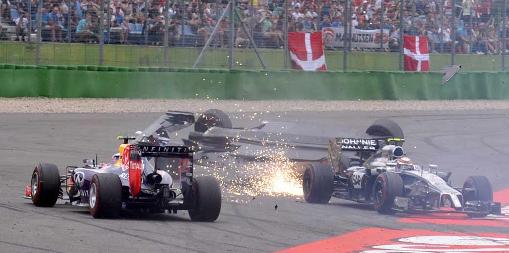 Beim Deutschland-GP ist erneut Felipe Massa (hinten) in einen Crash verwickelt: Kevin Magnussen (re.) fährt beim Start mit seinem McLaren in den Williams des Brasilianers, der sich daraufhin in der ersten Kurve überschlägt. Der 33-Jährige kann aber alleine aus seinem Wagen steigen.