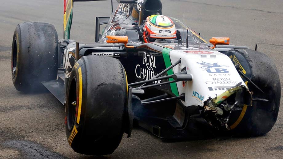 In Ungarn startet Lewis Hamilton aus der Boxengasse, nachdem sein Mercedes im Qualifying Feuer gefangen hatte. Wieder erreicht er das Podium. Den Sieg in einem von vielen Unfällen gekennzeichneten Rennen (im Bild Sergio Perez, nachdem er Bekanntschaft mit der Boxenmauer gemacht hatte) fährt Daniel Ricciardo heraus. Fernando Alonso erzielt als Zweiter eines der wenigen Erfolgserlebnisse für Ferrari.