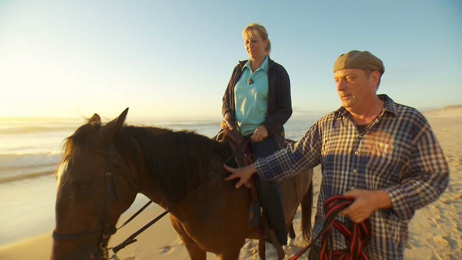 Kerstin und Peter: Nach getaner Arbeit bei einem romantischen Strandausritt am Strand von Portugal.
