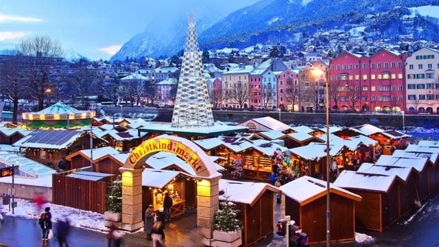 Edler Zauber: Ein Baum aus Swarovski-Kristallen überstrahlt den Christkindlmarkt von Innsbruck.