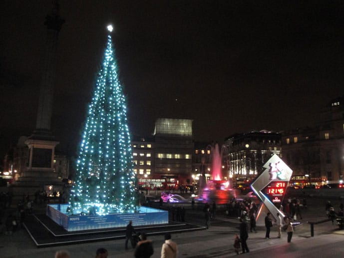 Die Geschichte des Weihnachtsbaums am Trafalgar Square geht auf den Zweiten Weltkrieg zurück. Er ist eine Gabe der Norweger an die Briten, als Dankeschön für ihre Unterstützung im Krieg. Traditionell ist der Baum 50 bis 60 Jahre alt und 20 Meter hoch.