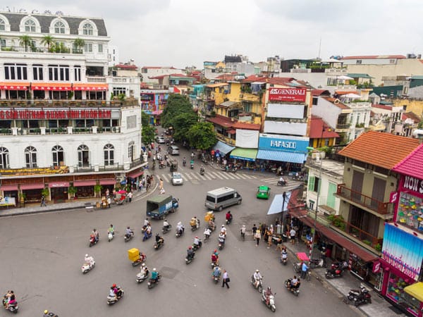 Mopeds beherrschen die Straßen in Hanois Altstadt. Die Stadt im Norden Vietnams ist bei Touristen besonders beliebt.