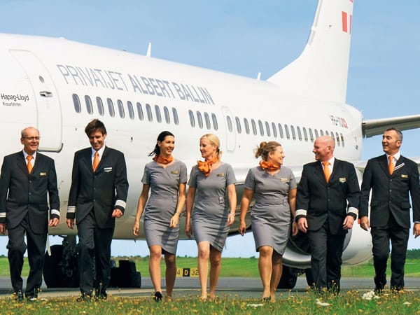 Das Kreuzflug-Team vor der "Albert Ballin": Das Privatjet ist nach dem ehemaligen Hapag-Generaldirektor benannt.
